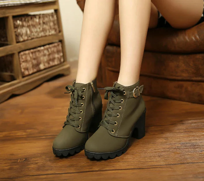 Women's Vintage Winter-Ready Lace-Up Ankle Boots With Stud Detailing